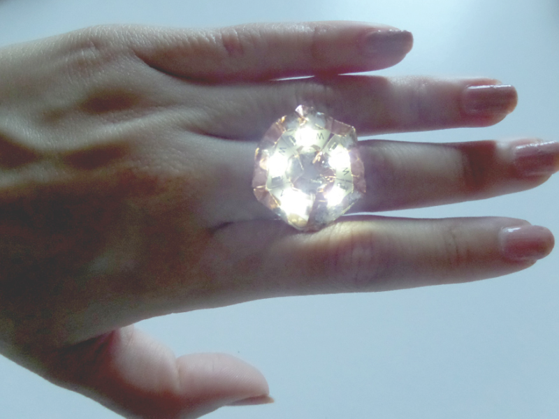 Light-up flower ring